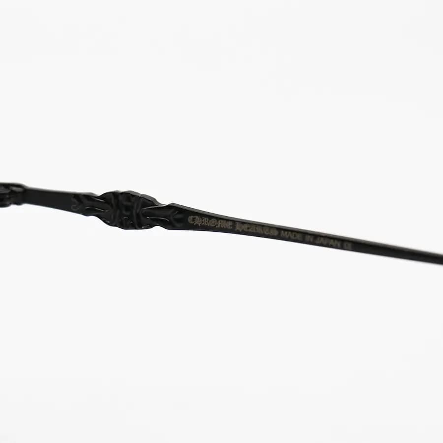 عینک برند Chrome Hearts با فریم شکل چندضلعی، رنگ مشکی براق و لنز بی‌رنگ و شفاف (بلوکات) مدل 23091 — تصویر ۸