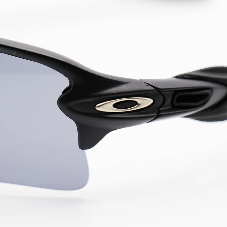 عینک ورزشی OAKLEY با فریم مشکی مات، 5 کاور لنز قابل تعویض و تجهیزات کامل مدل OO9188-1 — تصویر ۶