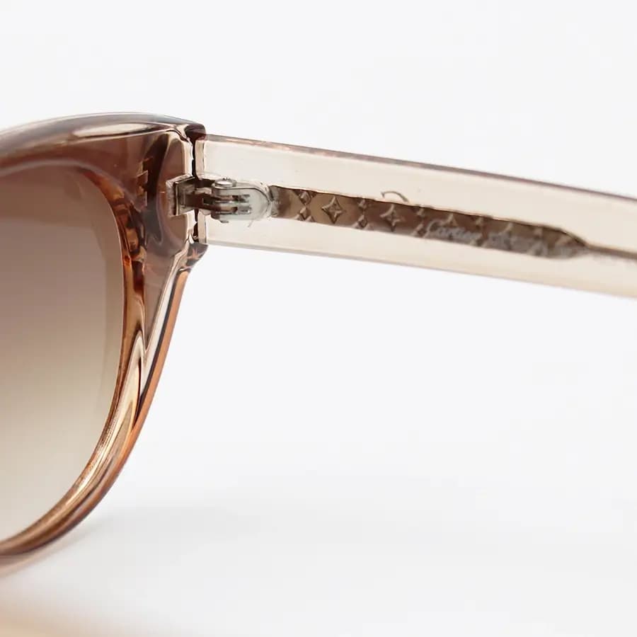 عینک آفتابی زنانه Cartier با فریم عسلی براق، شکل چشم گربه‌ای، دسته سیم‌دار و لنز قهوه‌ای هایلایت مدل 58201 — تصویر ۵