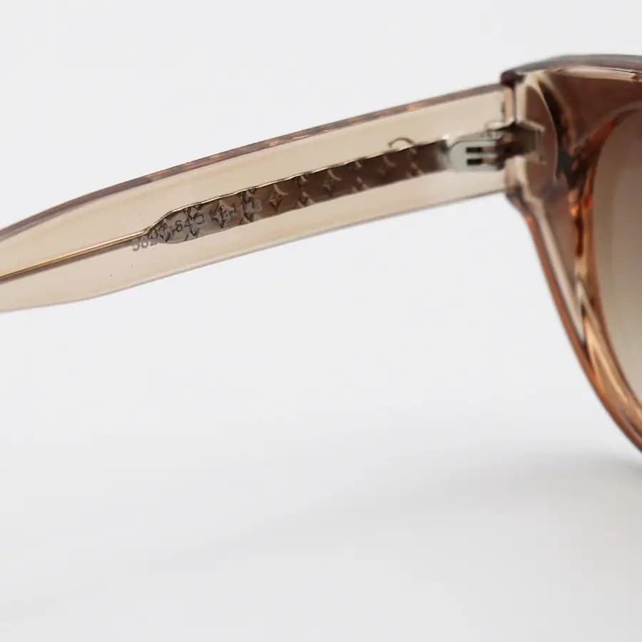 عینک آفتابی زنانه Cartier با فریم عسلی براق، شکل چشم گربه‌ای، دسته سیم‌دار و لنز قهوه‌ای هایلایت مدل 58201 — تصویر ۷