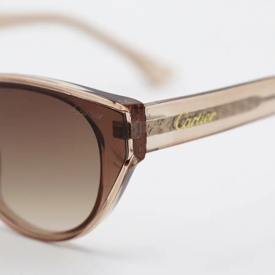 عینک آفتابی زنانه Cartier با فریم عسلی براق، شکل چشم گربه‌ای، دسته سیم‌دار و لنز قهوه‌ای هایلایت مدل 58201 — تصویر ۶