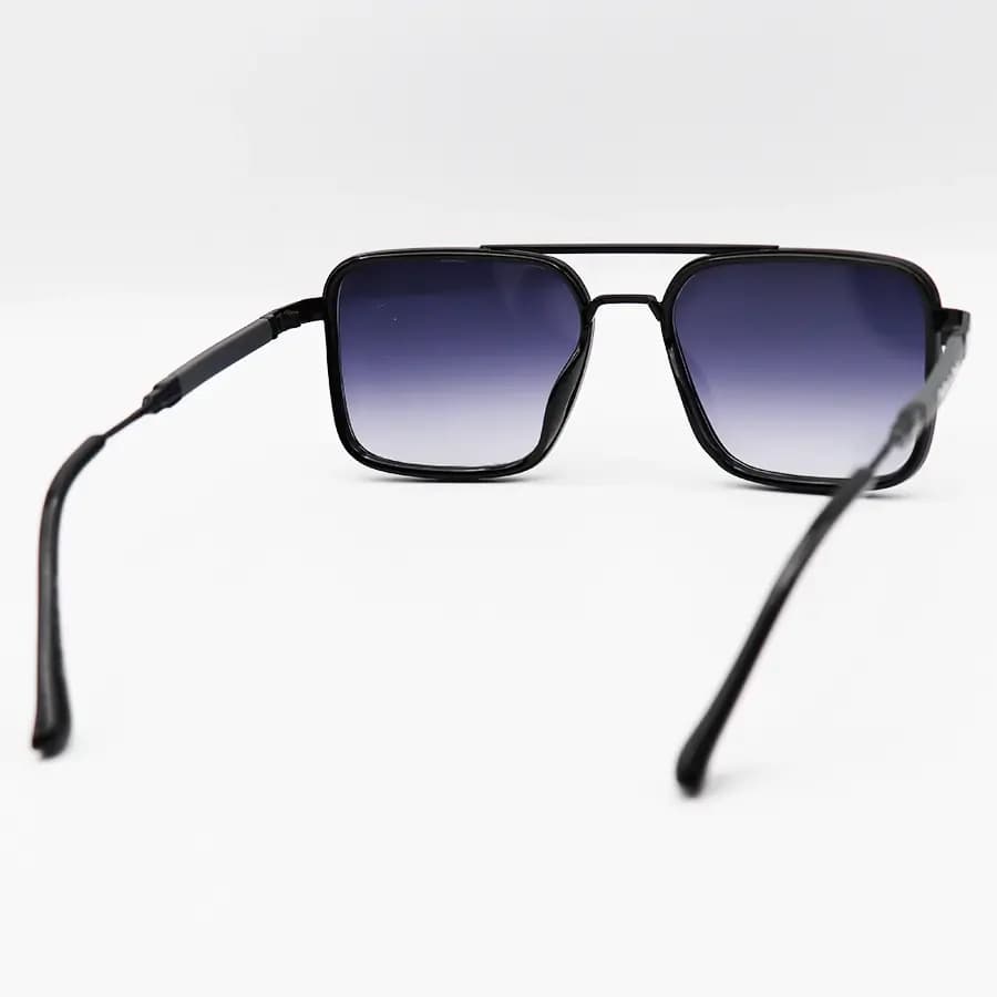 عینک آفتابی Prada با فریم مربعی شکل، رنگ مشکی و نقره‌ای و لنز دودی سایه روشن مدل PR2001 — تصویر ۱۱