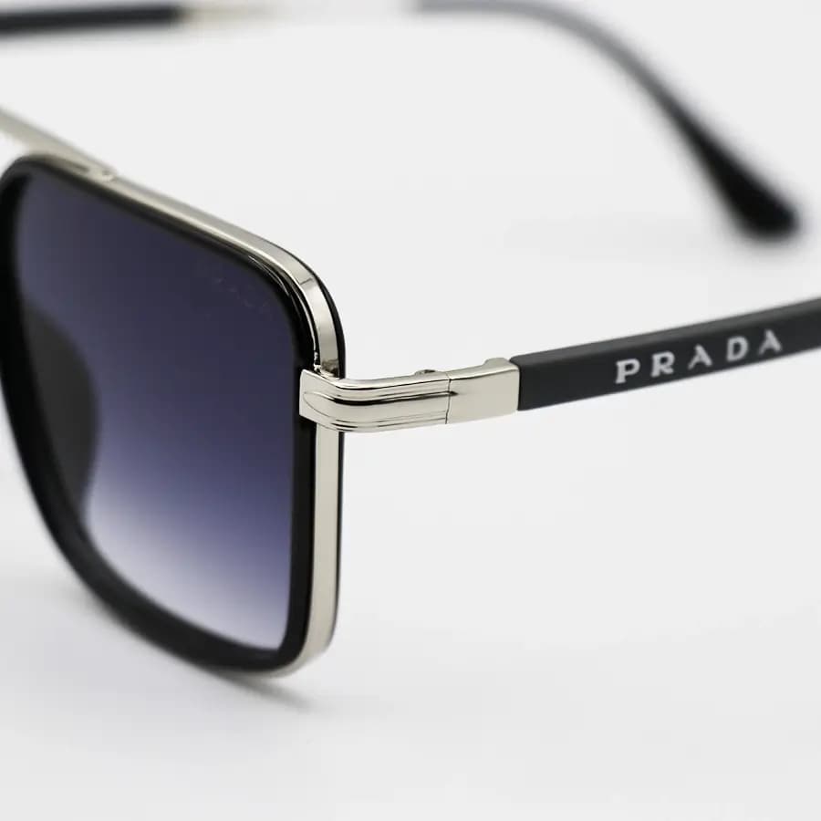 عینک آفتابی Prada با فریم مربعی شکل، رنگ مشکی و نقره‌ای و لنز دودی سایه روشن مدل PR2001 — تصویر ۶