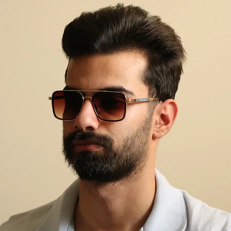 عینک آفتابی Prada با فریم مربعی شکل، رنگ مشکی و نقره‌ای و لنز دودی سایه روشن مدل PR2001 — تصویر ۲