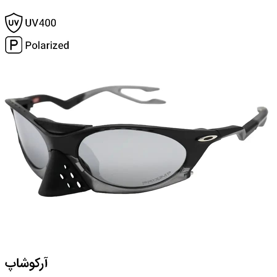 عینک ورزشی اوکلی با فریم مشکی مات، شکل بیضی، لنز آینه‌ای، رنگ نقره‌ای و پلاریزه طرح Plantaris مدل OO9437