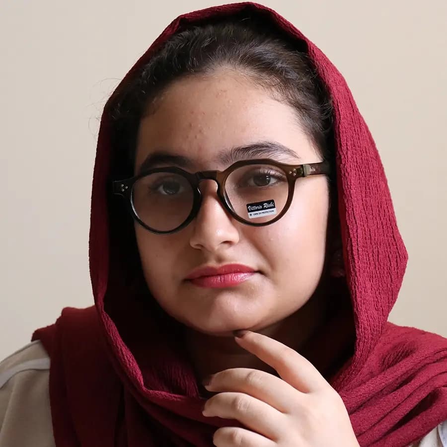 عینک Vittorio Richi با فریم چندضلعی، رنگ سبز تیره، دسته سیم‌دار و لنز فتوکرومیک (رنگ ثانویه: دودی) مدل 10459 — تصویر ۲