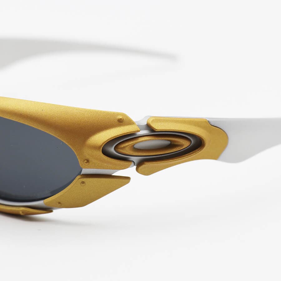 عینک آفتابی OAKLEY با فریم رنگ طلایی و نقره‌ای، لنز پلاریزه و دودی به همراه پک اصلی مدل 9367 — تصویر ۶