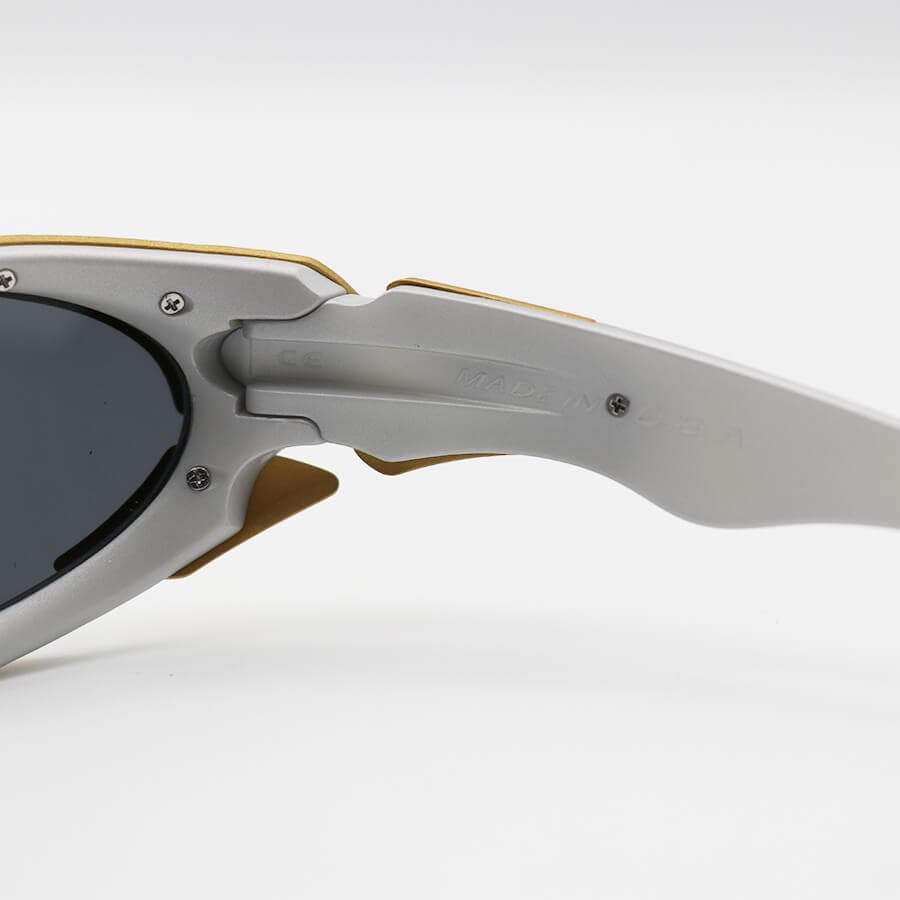 عینک آفتابی OAKLEY با فریم رنگ طلایی و نقره‌ای، لنز پلاریزه و دودی به همراه پک اصلی مدل 9367 — تصویر ۵
