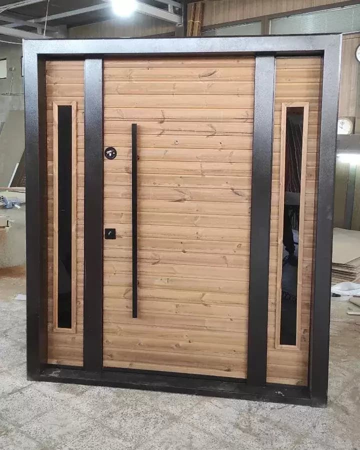 درب ضد سرقت چوبی مدرن با فریم مشکی و دو شیشه عمودی کد 30202 — تصویر ۲
