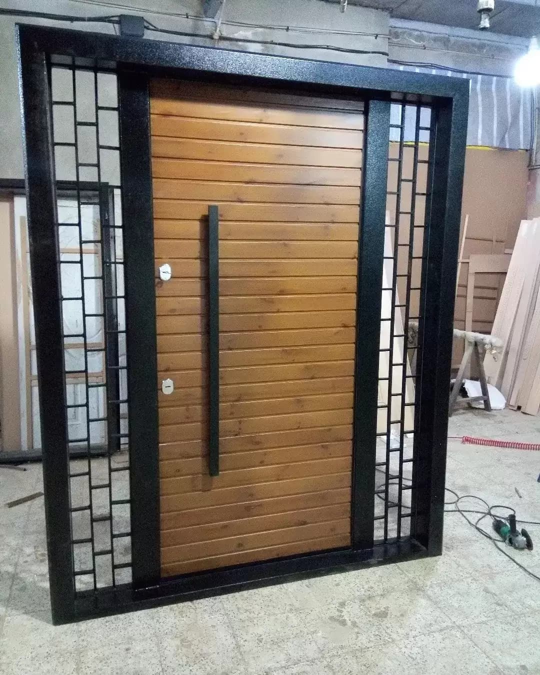 درب ضد سرقت چوبی طرح افقی با فریم فلزی مشکی کد 30200 — تصویر ۲
