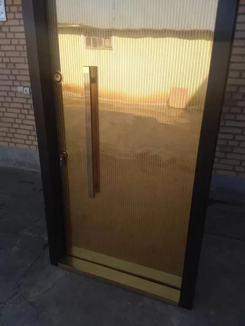 درب ضد سرقت استیل طلایی ساده خط‌دار با قاب مشکی مدرن کد 30192 — تصویر ۲