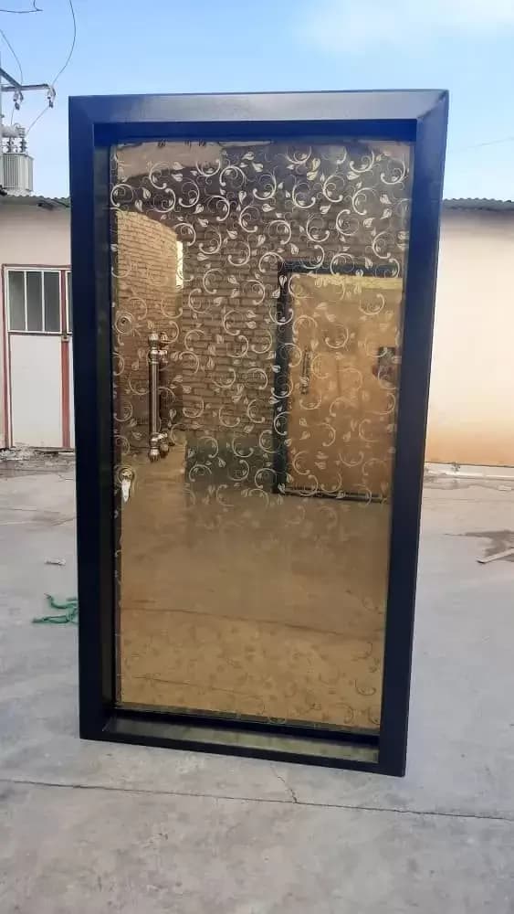 درب ضد سرقت استیل طلایی طرح پیچکی با قاب مشکی کد 30191 — تصویر ۲