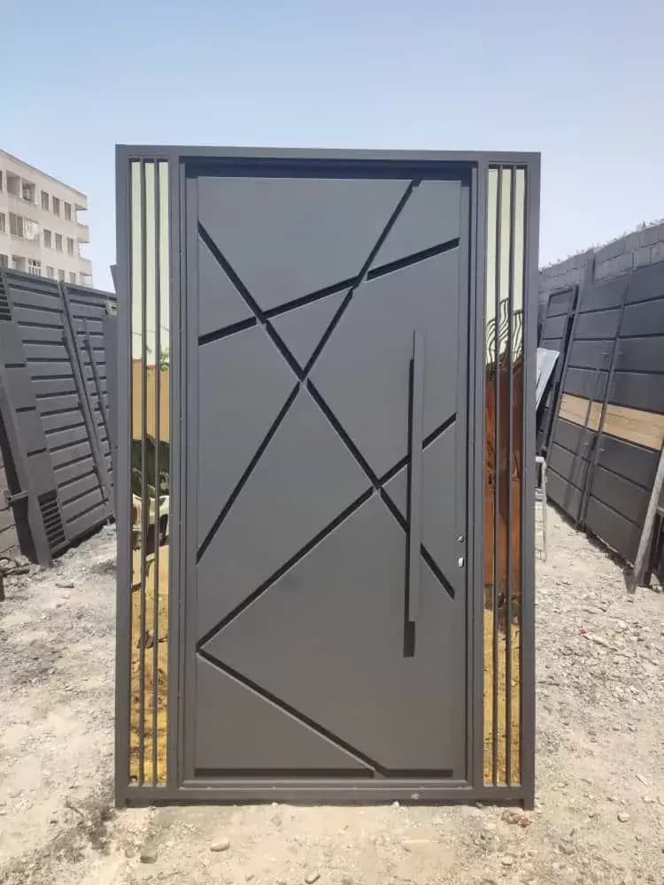 درب ورودی مدرن طرح هندسی با دیزاین طلایی – کد 30183 — تصویر ۲