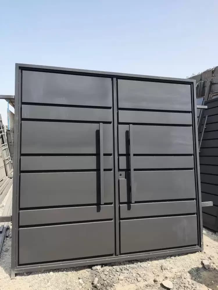 درب حیاط مدرن مشکی با طراحی مینیمال – کد 30182 — تصویر ۳