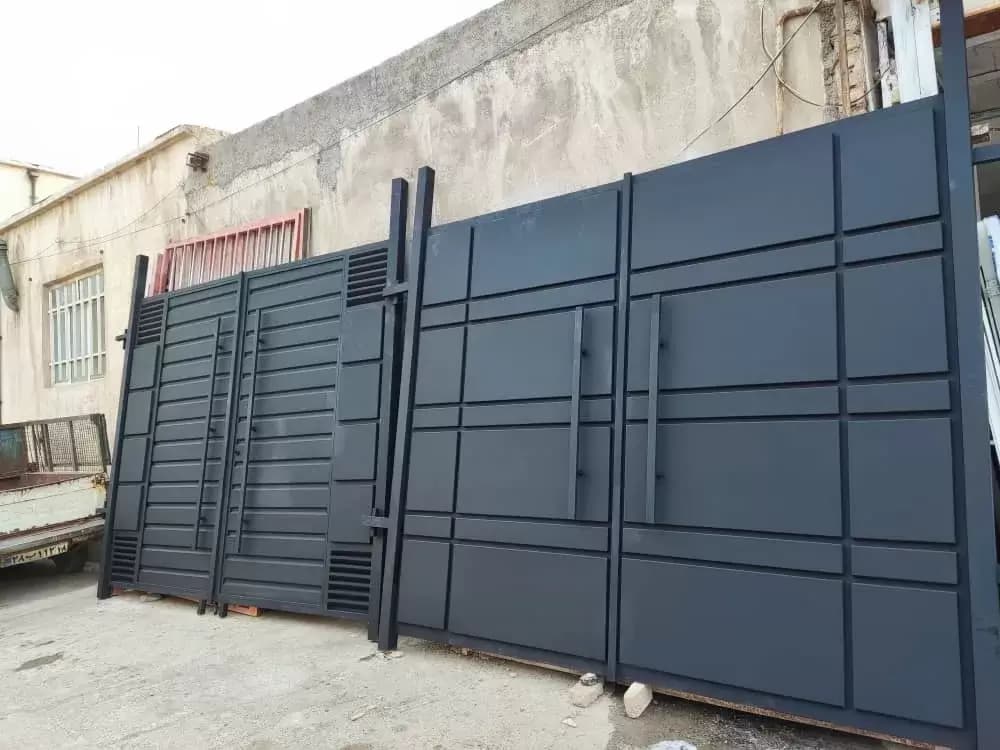 درب حیاط مدرن مشکی با طراحی مینیمال – کد 30182 — تصویر ۲