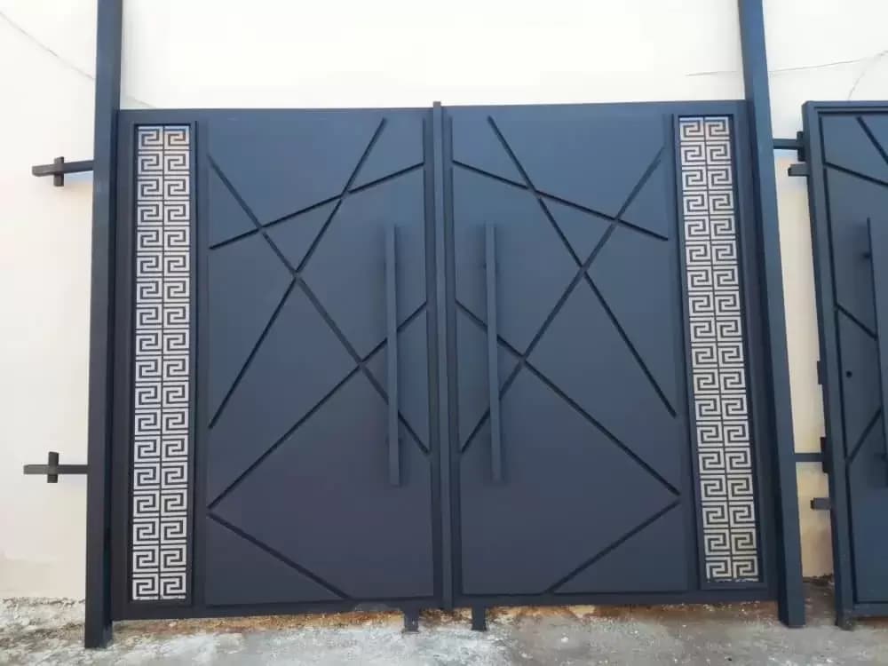 درب فلزی مدرن حیاط با طرح هندسی و پانلهای استیل – کد 30180 — تصویر ۲
