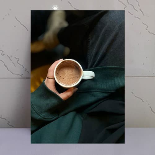تابلو برای کافه طرح یم فنجان قهوه در کافه — تصویر ۲