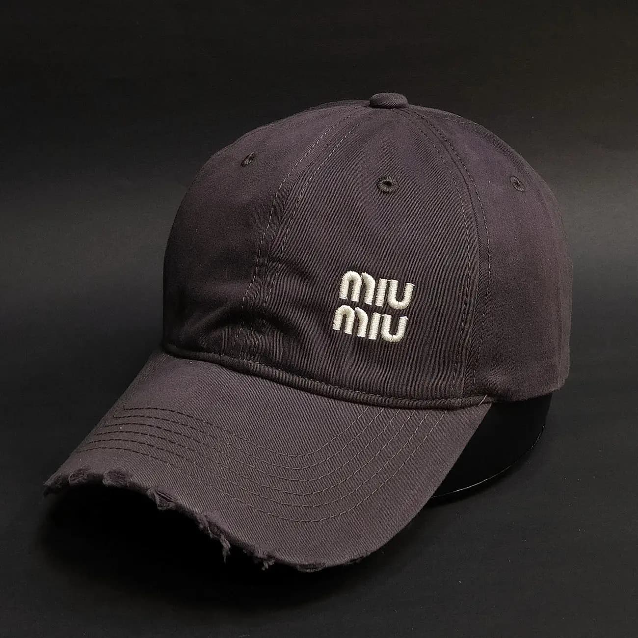 کلاه بیسبالی کتان Miu Miu زاپ‌دار | کلاه فشن لوکس با استایل وینتیج و طراحی خیابانی خاص