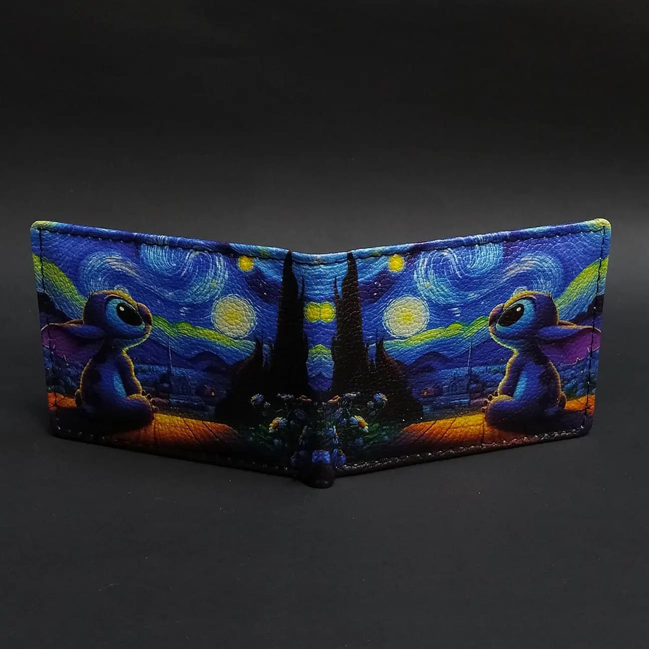 کیف پول چاپی استیج طرح شب پرستاره | کیف فانتزی الهامگرفته از شخصیت Stage و نقاشی The Starry Night — تصویر ۳