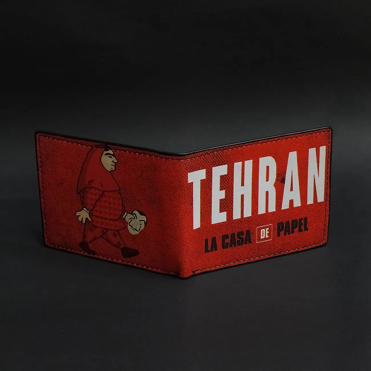کیف پول چاپی طرح TEHRAN La Casa De Papel | کیف پول فانتزی با طراحی گرافیکی الهامگرفته از خانه کاغذی — تصویر ۳