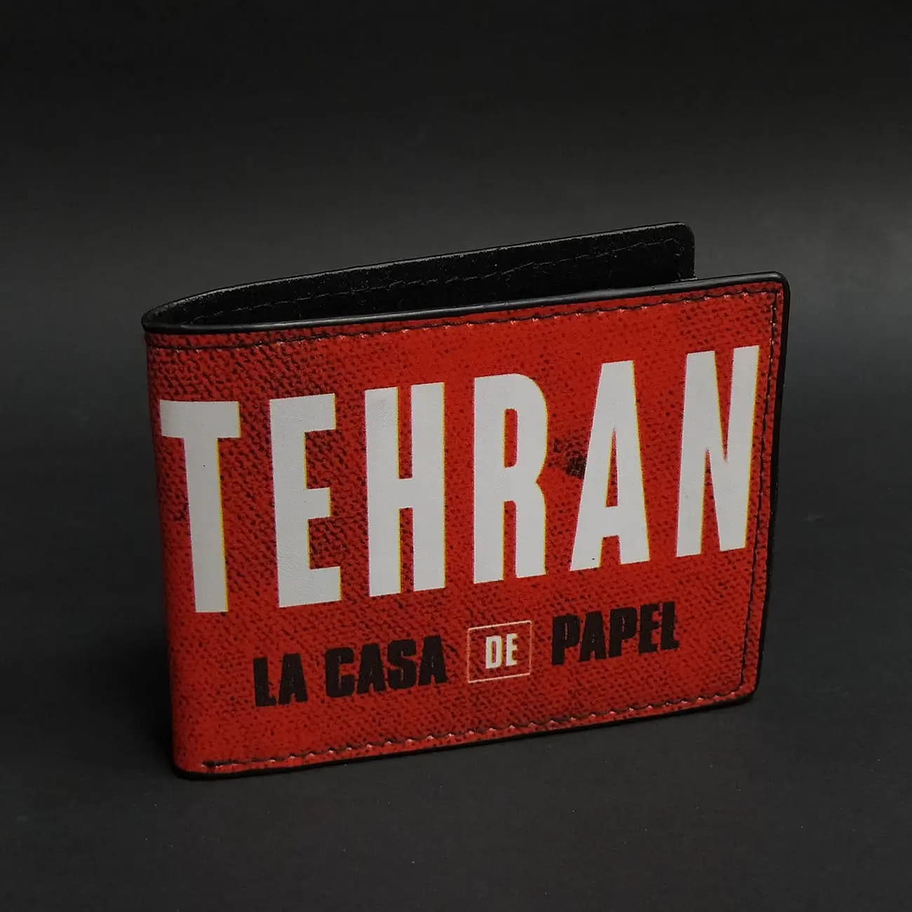 کیف پول چاپی طرح TEHRAN La Casa De Papel | کیف پول فانتزی با طراحی گرافیکی الهامگرفته از خانه کاغذی — تصویر ۲