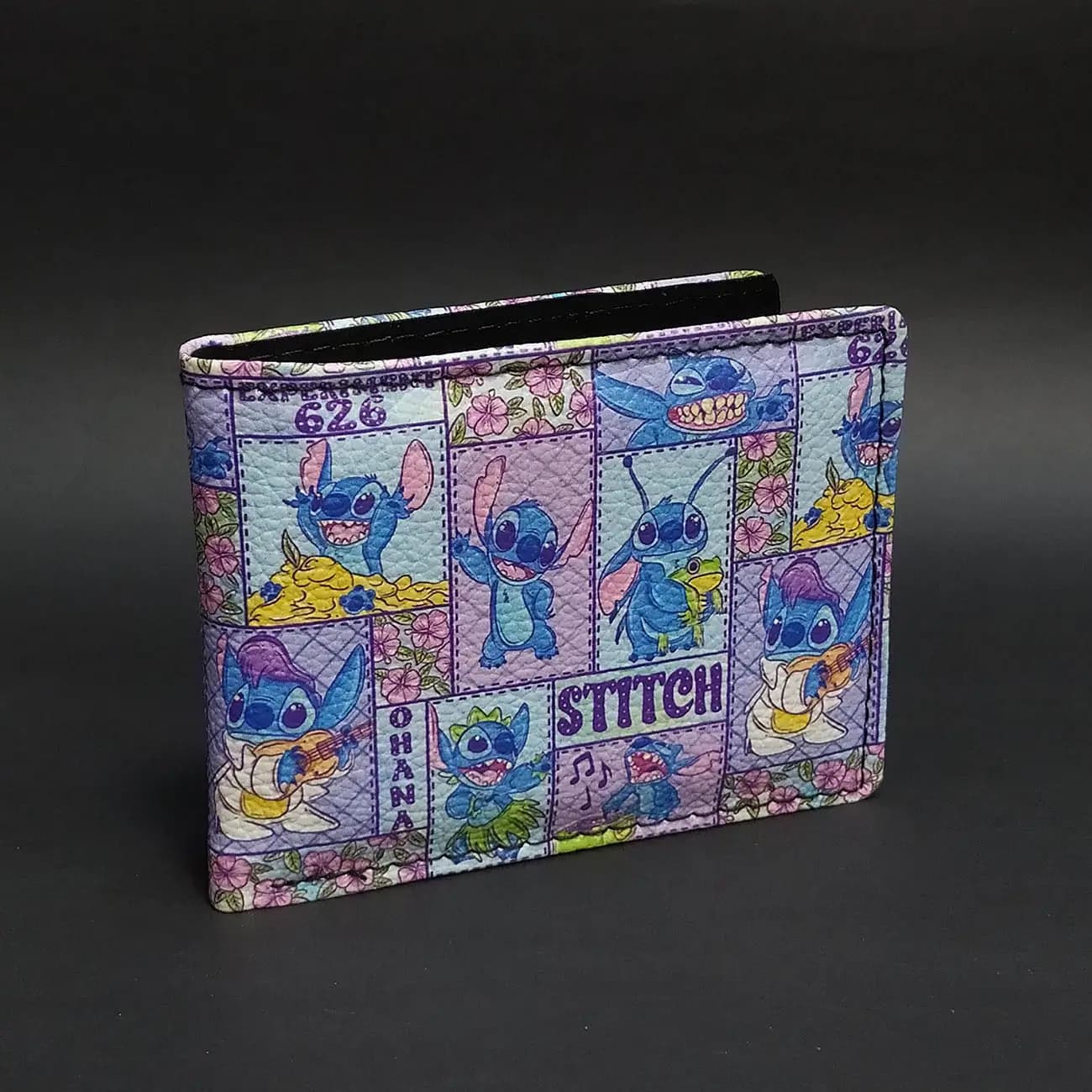 کیف پول چاپی طرح Stitch مدل کمیک و کلاژ | کیف پول فانتزی دیزنی برای طرفداران استیچ — تصویر ۲