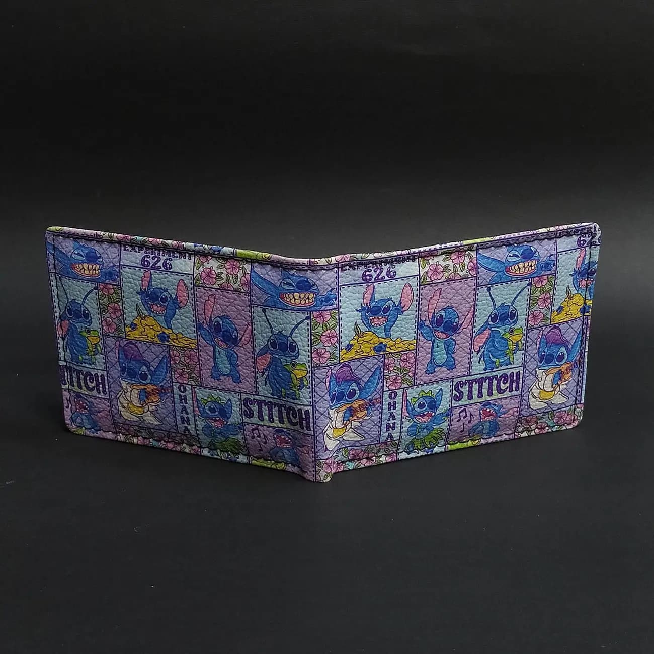 کیف پول چاپی طرح Stitch مدل کمیک و کلاژ | کیف پول فانتزی دیزنی برای طرفداران استیچ — تصویر ۳