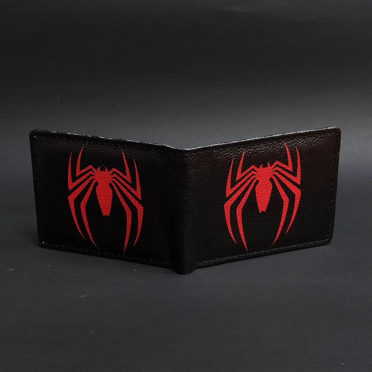 کیف پول چاپی طرح لوگو اسپایدرمن Spider Man | کیف پول فانتزی با نماد عنکبوت قرمز مارول — تصویر ۲