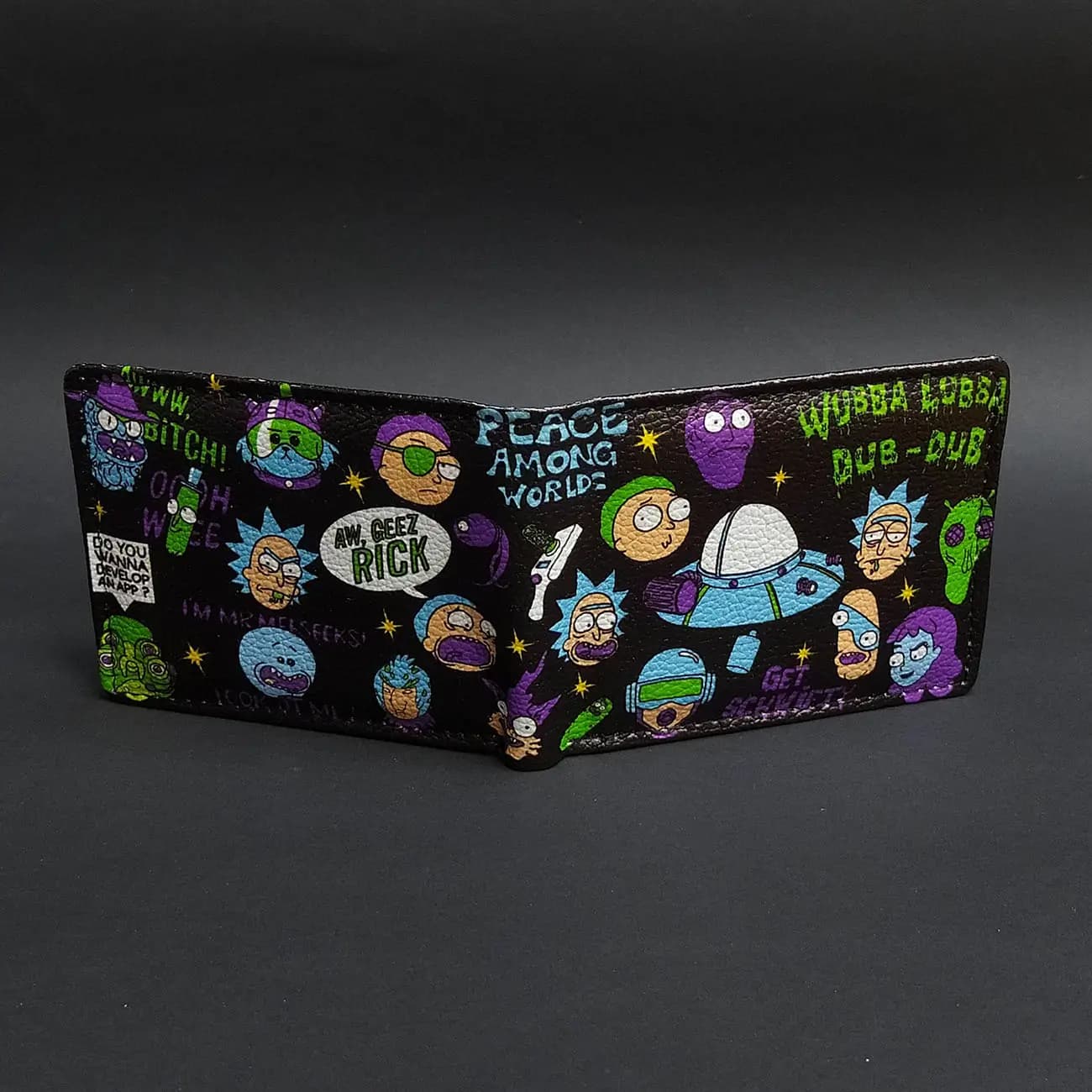کیف پول چاپی طرح Rick and Morty کلاژ شخصیت‌ها | کیف پول فانتزی کارتونی با طراحی علمی تخیلی — تصویر ۳