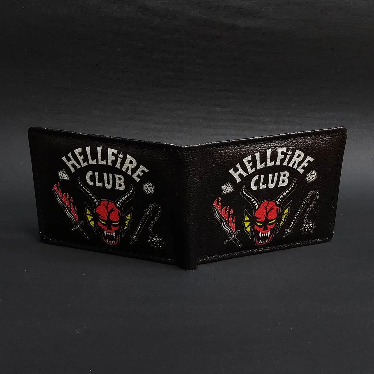 کیف پول چاپی طرح Hell Fire Club | کیف پول فانتزی استرنجر تینگز Stranger Things با طراحی کلاب جهنمی — تصویر ۳