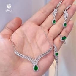سرویس نقره میکرو نگین سبز با عیار 925 و آبکاری طلاسفید — تصویر ۳