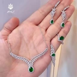 سرویس نقره میکرو نگین سبز با عیار 925 و آبکاری طلاسفید — تصویر ۴
