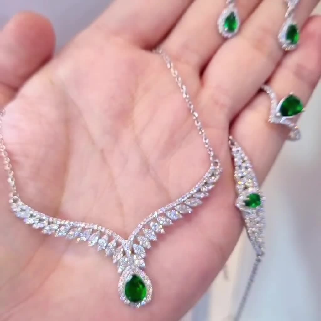 سرویس نقره میکرو نگین سبز با عیار 925 و آبکاری طلاسفید