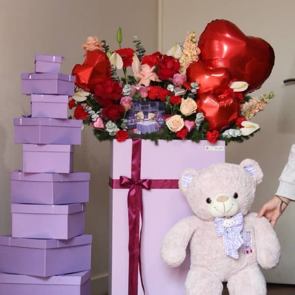 باکس گل ژنا همراه عروسک و بسکوییت