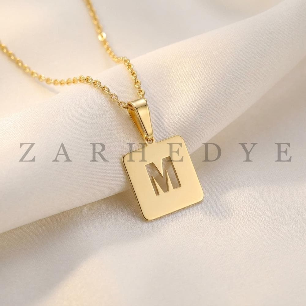 پلاک طلا حرف m انگلیسی و مربع کد 01 — تصویر ۴