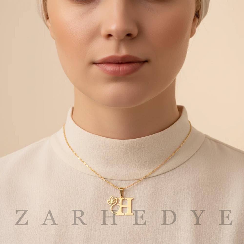 پلاک طلا حرف h انگلیسی و زن کد 01 — تصویر ۳