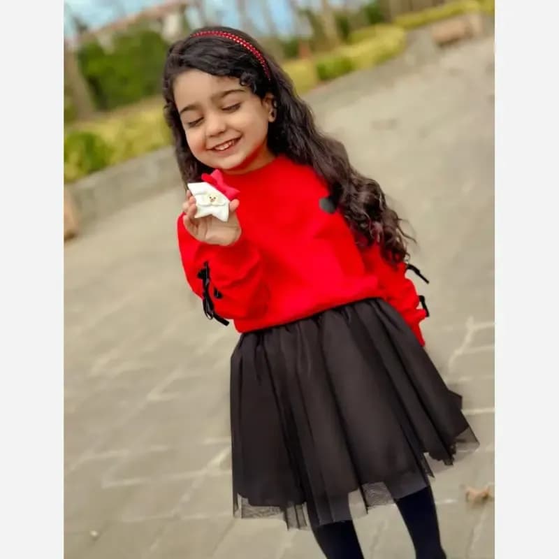 ست بلوز و دامن دخترانه یلدایی طرح دار جنس دورس پنبه و تور آستردار سایز 40 تا 55 — تصویر ۱۲