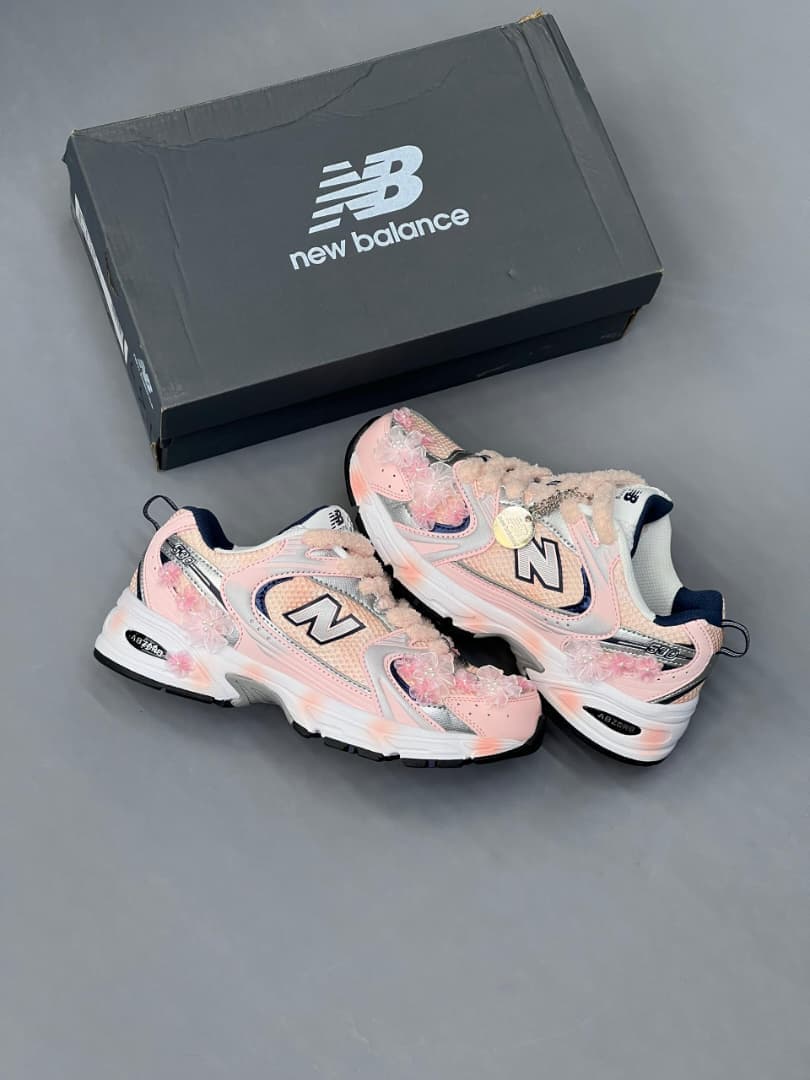 کفش کتونی نیوبالانس 530 کاستوم صورتی گلدار New Balance 530 custom pink — تصویر ۳