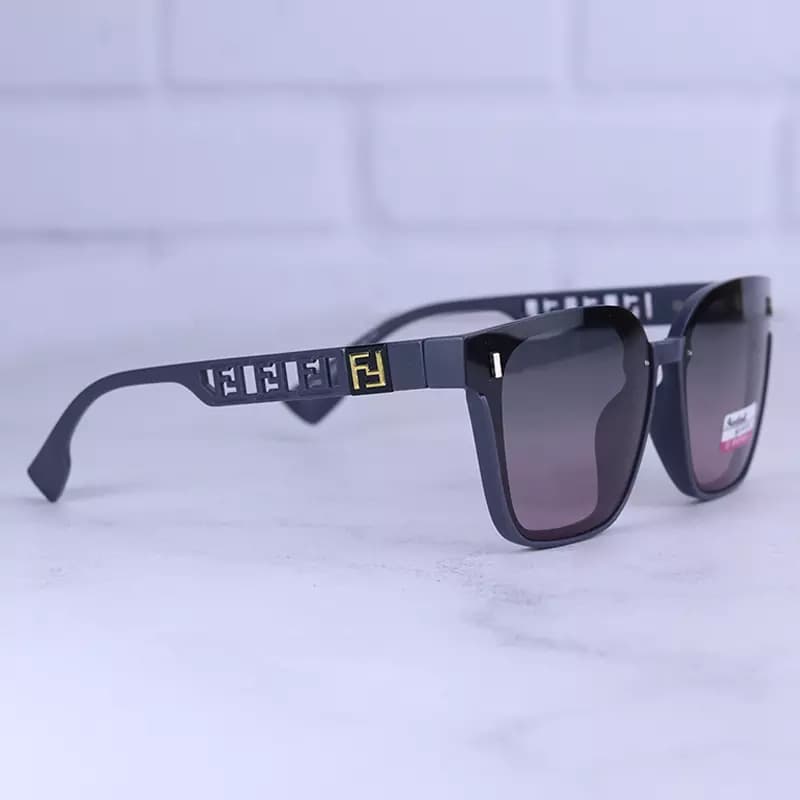 عینک آفتابی فندی زنانه فریم مربع طوسی P 2320/4 — تصویر ۵