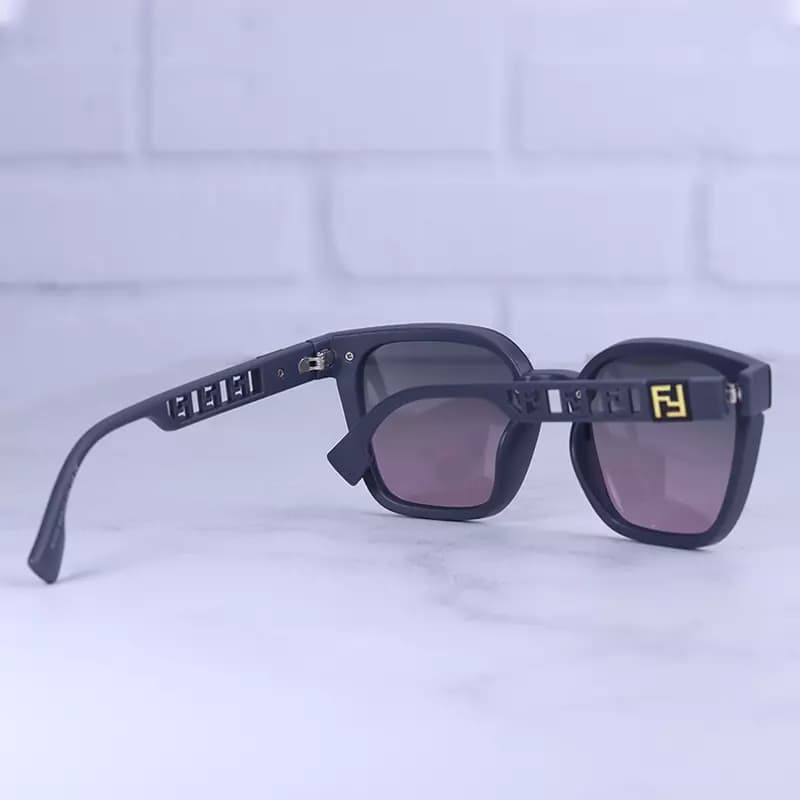 عینک آفتابی فندی زنانه فریم مربع طوسی P 2320/4 — تصویر ۴