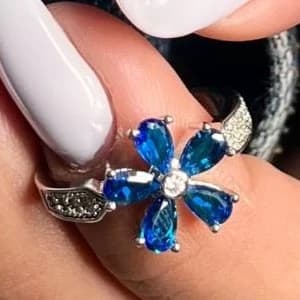 انگشتر زنانه آبکاری نقره طرح گل وسط نگین رنگ ثابت کد tk (پس کرایه) — تصویر ۲