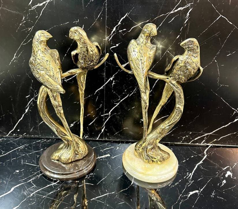 مجسمه برنزی مرغ عشق روی شاخه — تصویر ۳