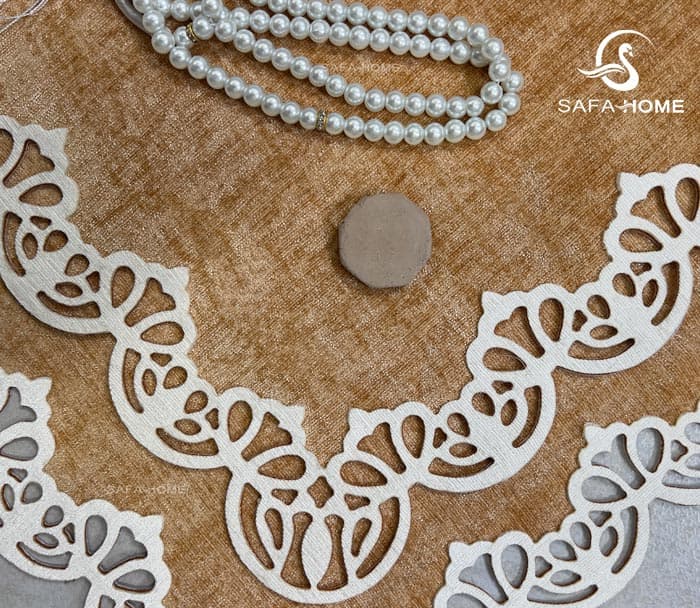 جانماز کیفی مدل رایکا صفاهوم مخمل خردلی — تصویر ۳