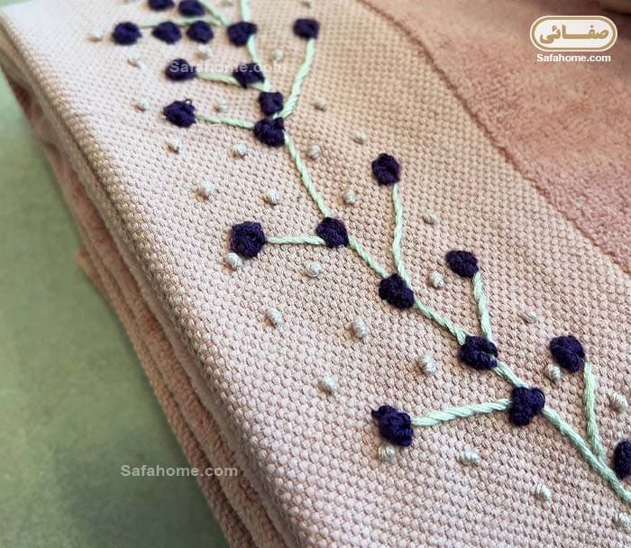 سرویس حوله عروس و داماد طرح شکوفه سورمه ای و پوست پیازی — تصویر ۶
