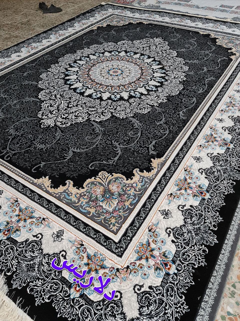فرش ۷۰۰ شانه نقشه دلاریس زمینه سرمه ای – پلی استر