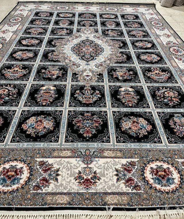 فرش ۷۰۰ شانه نقشه گلایول زمینه سرمه ای – پلی استر