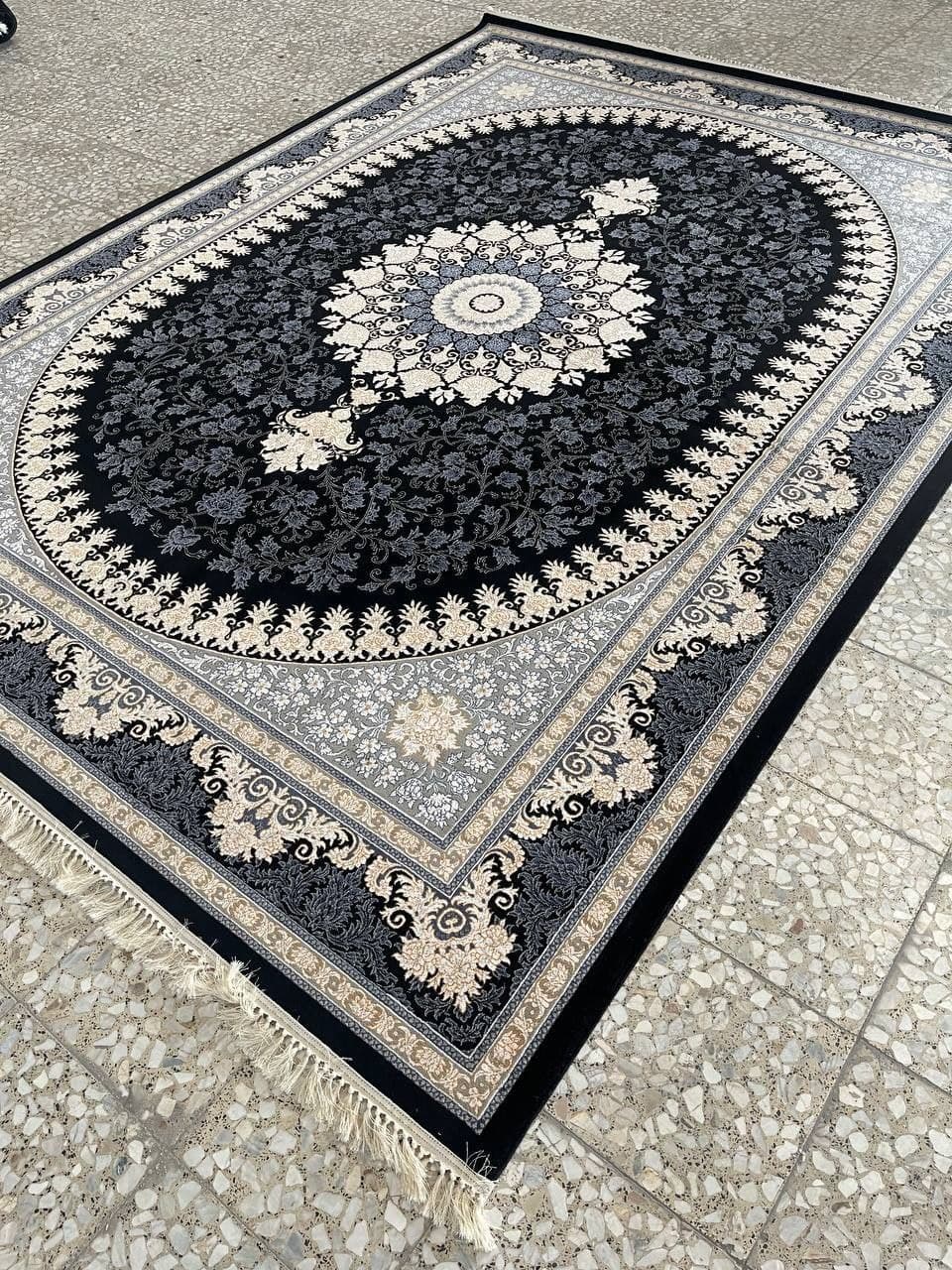 فرش ۷۰۰ شانه نقشه هستی زمینه سرمه ای – پلی استر
