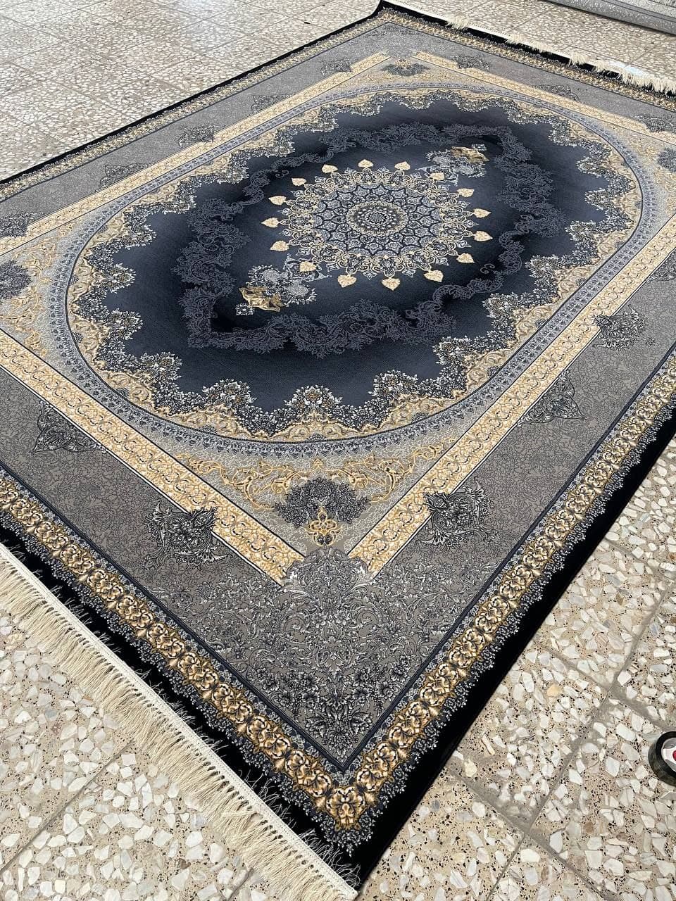 فرش ۷۰۰ شانه نقشه کارن زمینه سرمه ای – پلی استر — تصویر ۲