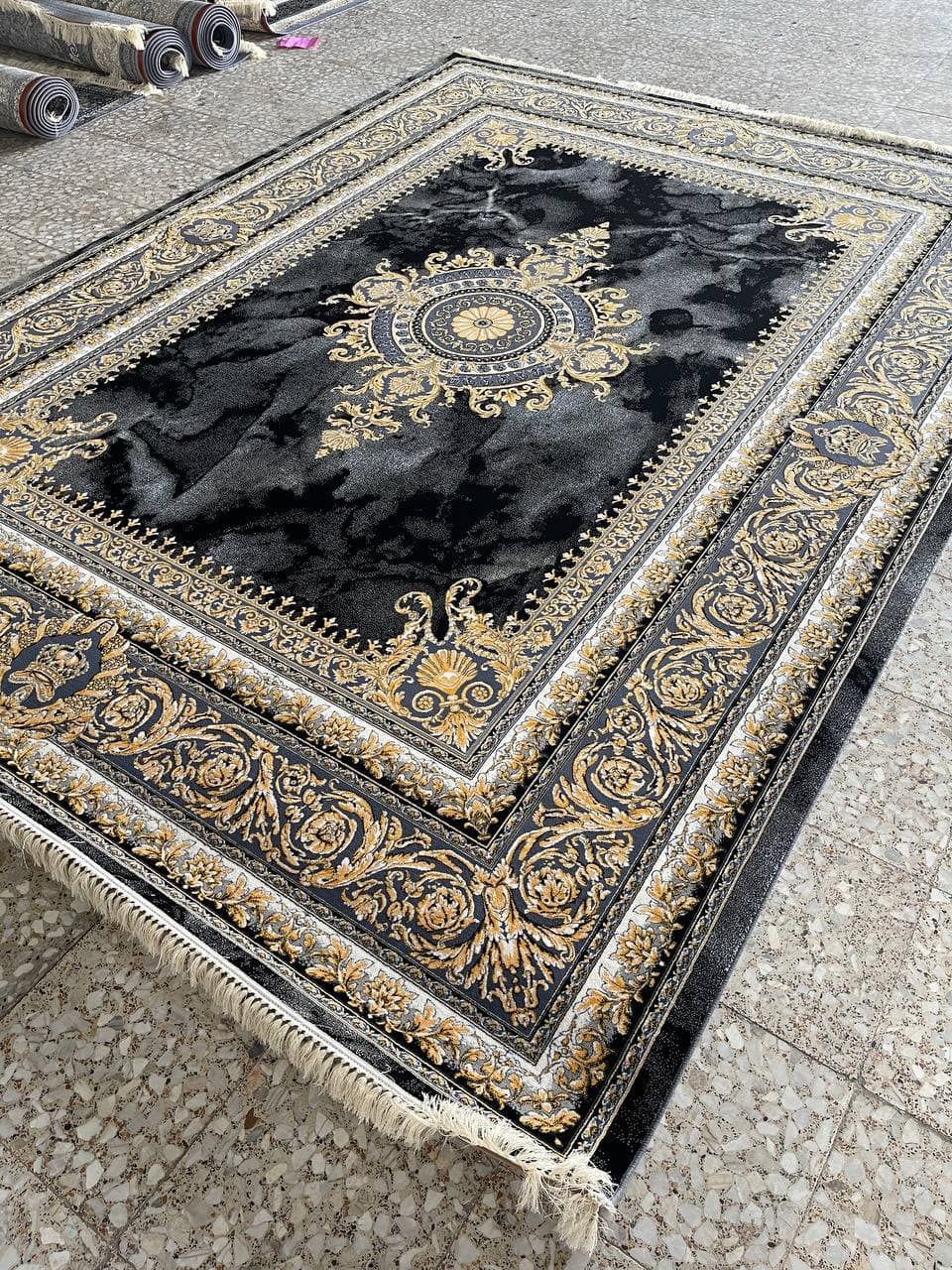 فرش ۷۰۰ شانه نقشه ورساچ زمینه سرمه ای – پلی استر