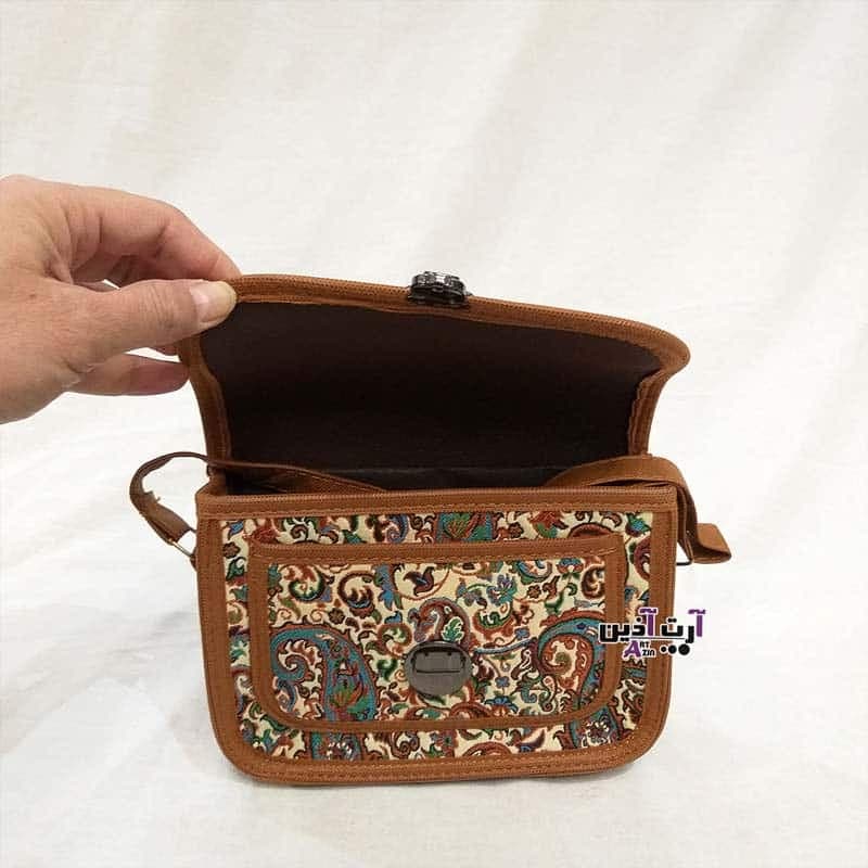 کیف سنتی ترمه پاسپورتی دخترانه رنگ کرم طرح بته جقه کد : 4 – 507 — تصویر ۷